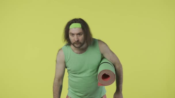 Een Man Sportkleding Met Een Yogamat Rondkijkend War Gooit Zijn — Stockvideo