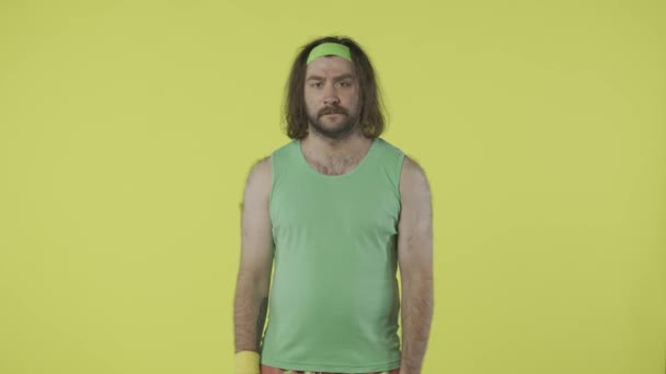 Muž Sportovním Oblečení Dívá Kameru Negativním Obličejem Potřásá Hlavou Portrét — Stock video