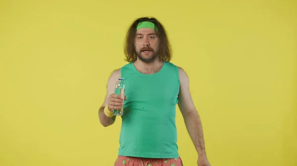 Spor Kıyafetli Adam Isınıyor Şişeden Içiyor Yeşil Askılı Bantlı Erkek — Stok fotoğraf