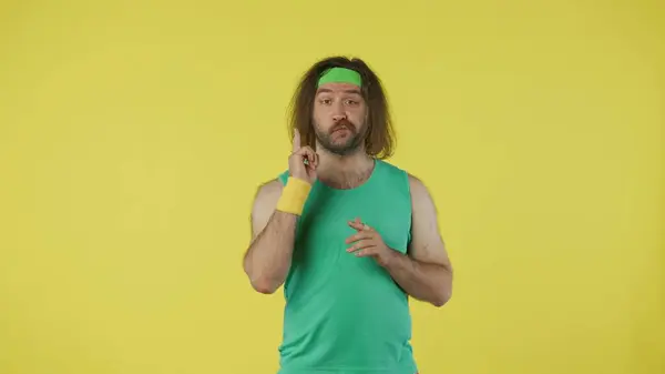 Man Sportkläder Tänker Något Pekar Finger Porträtt Manlig Modell Grön — Stockfoto