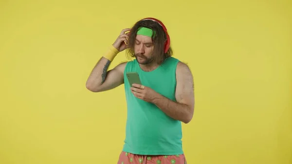 Man Sportswear Smartphone Headphones Portrait Male Model Green Tank Top — Stock Photo, Image