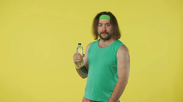 Mężczyzna Odzieży Sportowej Trzymający Butelkę Wody Uśmiechnięty Portret Mężczyzny Zielonej — Zdjęcie stockowe