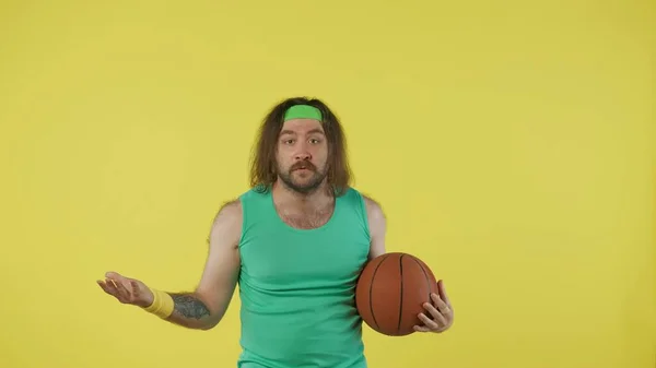 Man Sportswear Holding Basketball Ball Looking Shocked Raises His Hand — Stock Photo, Image