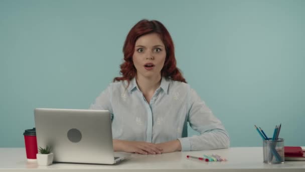 Masasında Dizüstü Bilgisayarı Çalışma Malzemeleriyle Oturan Bir Kadınının Orta Boy — Stok video