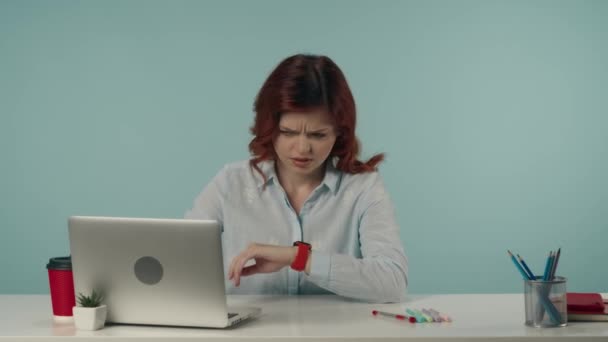 Μεσαία Απομονωμένο Βίντεο Μιας Νεαρής Γυναίκας Που Κοιτάζει Ρολόι Της — Αρχείο Βίντεο