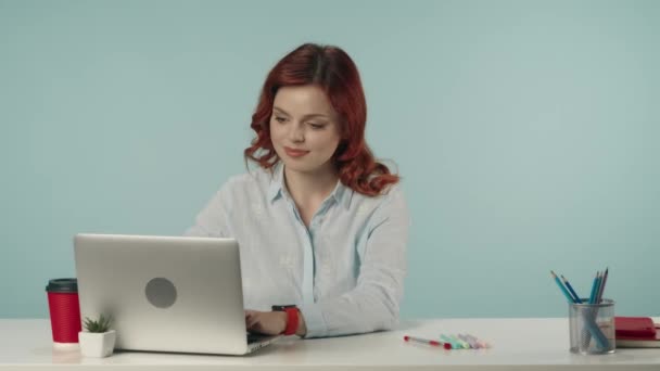 Среднее Изолированное Видео Молодой Женщины Смотрящей Свой Ноутбук Улыбающейся Затем — стоковое видео