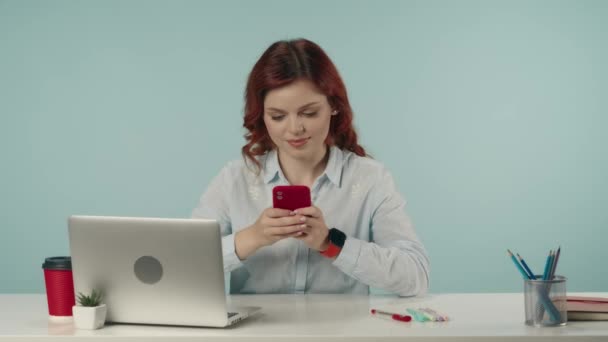 一段中等隔离的视频 一个年轻女人看着她的手机 微笑着 然后用手指指指屏幕 竖起大拇指表示认可 创意商业内容或广告 — 图库视频影像
