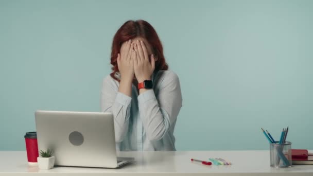 Vídeo Isolado Médio Uma Mulher Negócios Sentada Mesa Com Laptop — Vídeo de Stock