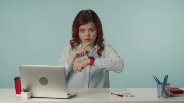 Среднее Изолированное Видео Молодая Женщина Пожимает Плечами Затем Указывает Часы — стоковое видео