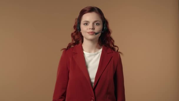 中隔离视频 一个快乐和放松的年轻女子在呼叫中心耳机显示一个确定的迹象与她的右手 商业广告和呼叫中心 — 图库视频影像