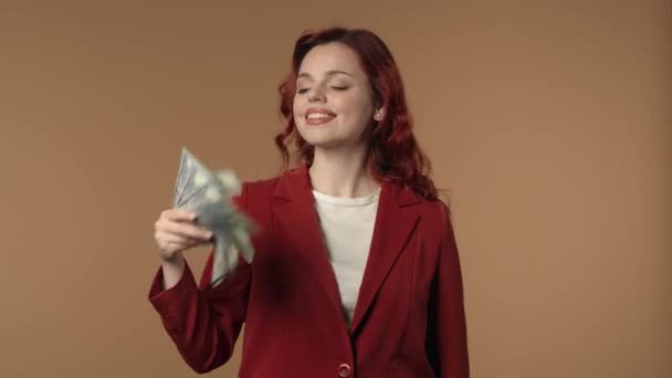 Średnie Odizolowane Nagranie Młodej Kobiety Obciągającej Sobie Banknotami Uśmiechniętej Twórcze — Wideo stockowe