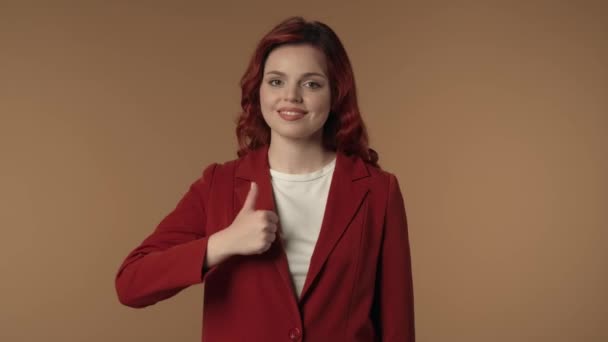 Vídeo Isolado Médio Uma Mulher Jovem Satisfeita Feliz Ativa Dando — Vídeo de Stock