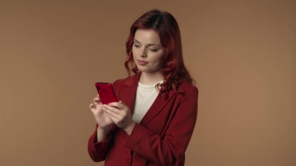 Среднее Изолированное Видео Молодая Женщина Смотрит Свой Телефон Пишет Смс — стоковое видео