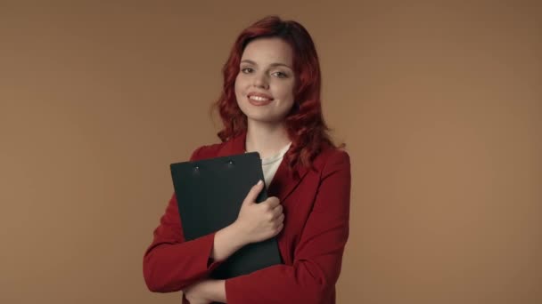 Medium Izolowane Wideo Zadowolonej Szczęśliwej Aktywnej Młodej Kobiety Trzymającej Folder — Wideo stockowe