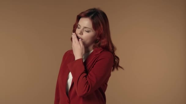 Середній Ізольований Відео Молодої Сонної Втомленої Жінки Позіхання Прикриваючи Рот — стокове відео