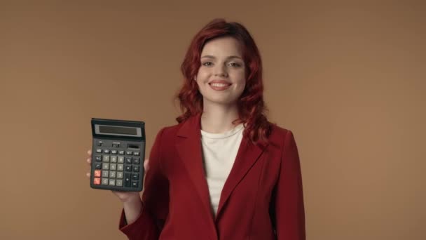 Medium Izolowane Wideo Radosnej Zrelaksowanej Młodej Kobiety Trzymającej Kalkulator Ręku — Wideo stockowe