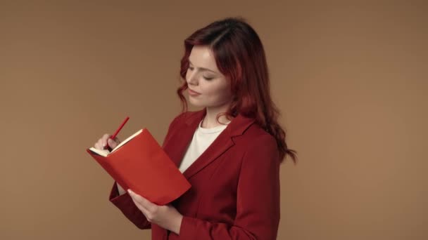 Vidéo Isolée Moyenne Une Jeune Femme Satisfaite Heureuse Active Écrivant — Video