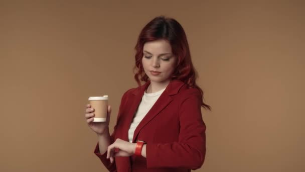 Tatmin Olmuş Gevşemiş Genç Bir Kadının Elinde Bir Fincan Kahve — Stok video