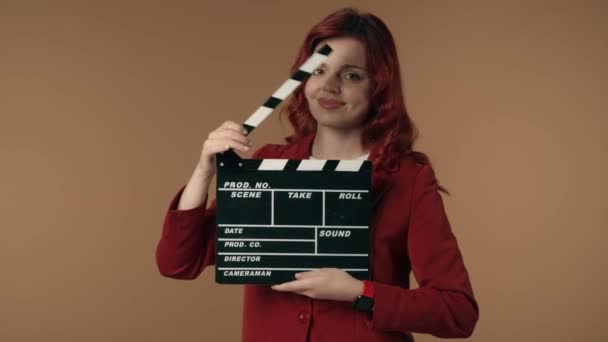 Medium Geïsoleerde Video Tevreden Gelukkig Ontspannen Jonge Vrouw Met Een — Stockvideo