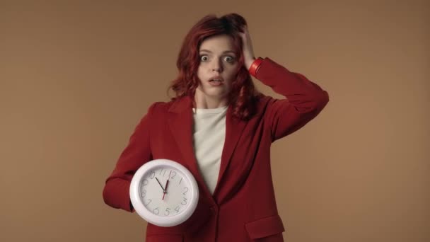 Vídeo Medio Aislado Una Joven Conmocionada Preocupada Mirando Reloj Agitando — Vídeos de Stock