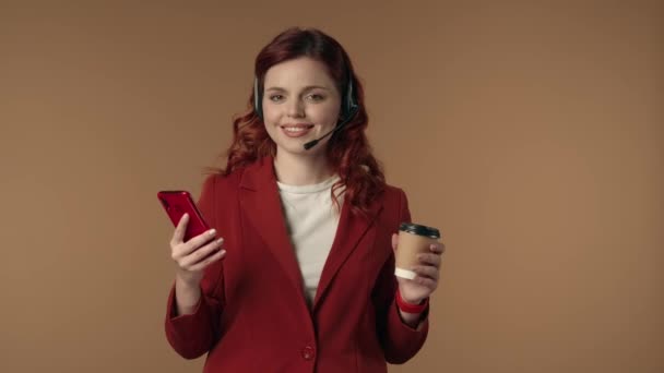 Medium Izolowane Wideo Szczęśliwej Zrelaksowanej Młodej Kobiety Słuchawkach Call Center — Wideo stockowe