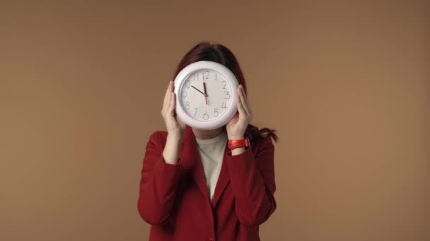 Vídeo Mediano Aislado Una Joven Satisfecha Feliz Activa Sosteniendo Reloj — Vídeos de Stock