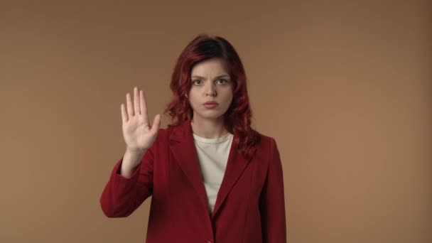 Memnuniyetsiz Öfkeli Genç Bir Kadının Elinde Dur Işareti Yasağı Yasağı — Stok video