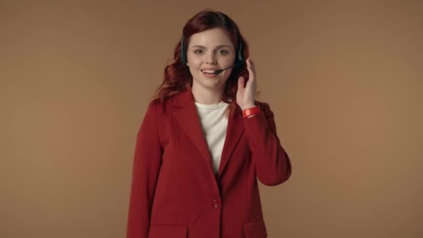 Średnie Izolowane Wideo Szczęśliwej Zrelaksowanej Młodej Kobiety Słuchawkach Call Center — Wideo stockowe