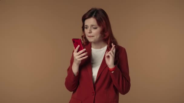 Medium Isolerad Video Ung Kvinna Som Håller Smartphone Handen Korsar — Stockvideo