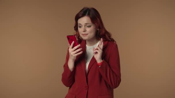 Średni Odizolowany Film Kobiety Trzymającej Smartfona Ręku Trzymającej Kciuki Czekającej — Wideo stockowe