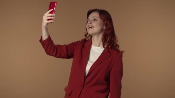 Medium Geïsoleerde Video Van Een Jonge Vrouw Die Een Smartphone — Stockvideo