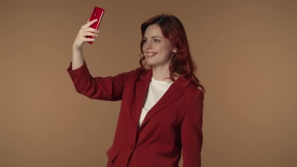 Vidéo Moyenne Isolée Une Jeune Femme Tenant Smartphone Dans Main — Video