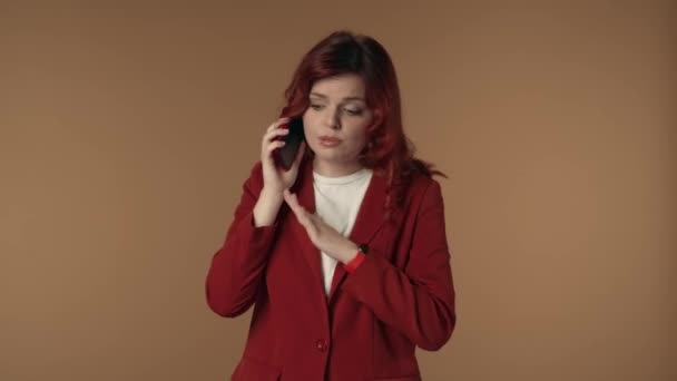 一段中度孤立的视频 讲述了一个愤怒和不满意的年轻女性在电话上感情用事 与人争吵和使用肢体语言的情景 创意内容或广告 — 图库视频影像