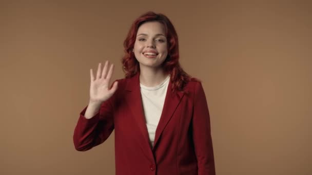 満足し 幸せで活動的な若い女性が手を振り 挨拶し 視聴者を招待し 歓迎する中絶されたビデオ 女性は優しく ポジティブです 広告について — ストック動画