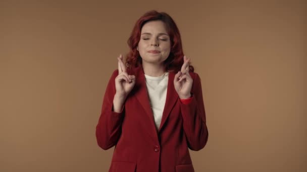 Середньо Ізольоване Відео Молодої Жінки Перетинає Пальці Робить Бажання Голові — стокове відео