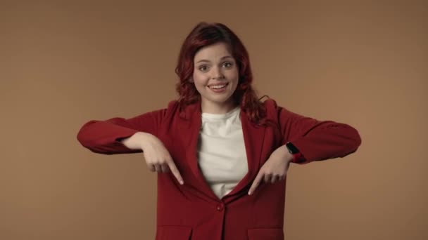 Середній Ізольований Відеозапис Задоволеної Щасливої Активної Молодої Жінки Вказує Пальці — стокове відео