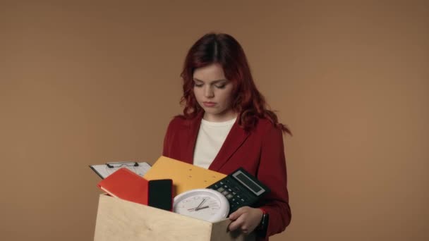 비디오의 눈물과 여자의 사무실에서 그녀의 소지품 상자를 프레임을 해고의 — 비디오