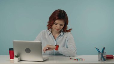 Yorgun ve hayal kırıklığına uğramış genç bir kadının uzun bir çalışma gününden dolayı üzgün ve tedirgin bir şekilde orta haldeki görüntüsü. Yüzünde yorgun bir ifade var..