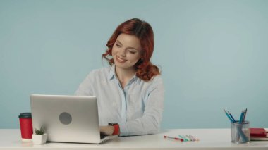 Doymuş, mutlu ve rahat bir genç kadının dizüstü bilgisayarına bakarken orta izole edilmiş görüntüsü. Huzur içinde çalışıyor, bir şey düşünüyor ve gülümsüyor. Yaratıcı içerik veya reklam.