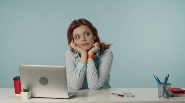 Tatmin olmuş, mutlu ve rahat genç bir kadının dizüstü bilgisayarından uzağa bakarken orta izole edilmiş görüntüsü. Barışçıl bir şekilde düşünüyor ve hayal kuruyor, ellerine yaslanıyor. Yaratıcı içerik.