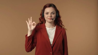 Çağrı merkezi kulaklığı takmış mutlu ve rahat bir genç kadının orta izole edilmiş fotoğrafı sağ eliyle 