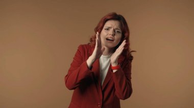 Endişeli genç bir kadının kameranın arkasına bakıp duygusal olarak birini çağırdığı orta derece izole bir çekim. Kadın ellerini ağzının yanında tutuyor. Yaratıcı içerik veya reklam.