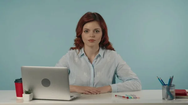 Genç Bir Kadınının Bilgisayarı Gereçleri Ile Masada Oturup Doğrudan Kameraya — Stok fotoğraf