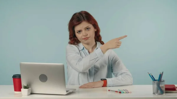 Vídeo Medio Aislado Una Joven Confundida Insatisfecha Apuntando Con Dedo — Foto de Stock