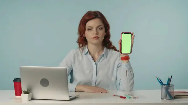 Medium Isolerad Bild Ung Kvinna Tittar Kameran Och Håller Telefon — Stockfoto