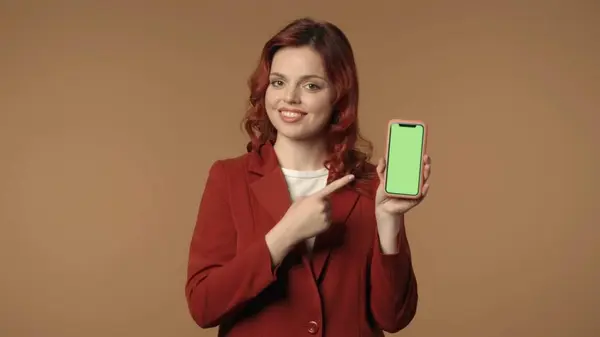 一个年轻女人对着相机 用一个模拟的工作空间指着电话 拍了一张中等隔离的照片 模板位置为您的文字或图像 商业广告 应用程序 在线资源 — 图库照片