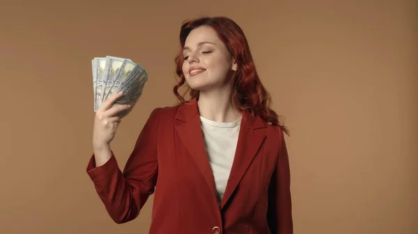 一个年轻女人拿着钞票和微笑自吹自擂的中等的孤立镜头 与金钱 商业有关的创意内容或广告 薪金和银行业务 — 图库照片