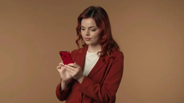 Medium Isolerad Bild Ung Kvinna Tittar Sin Telefon Och Sms — Stockfoto