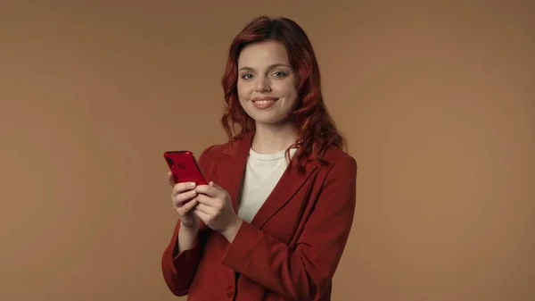 Medium Isolerad Bild Ung Kvinna Som Håller Telefon Som Hon — Stockfoto