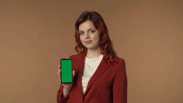 Medium Isolerad Bild Ung Kvinna Vid Kameran Och Hålla Smartphone — Stockfoto